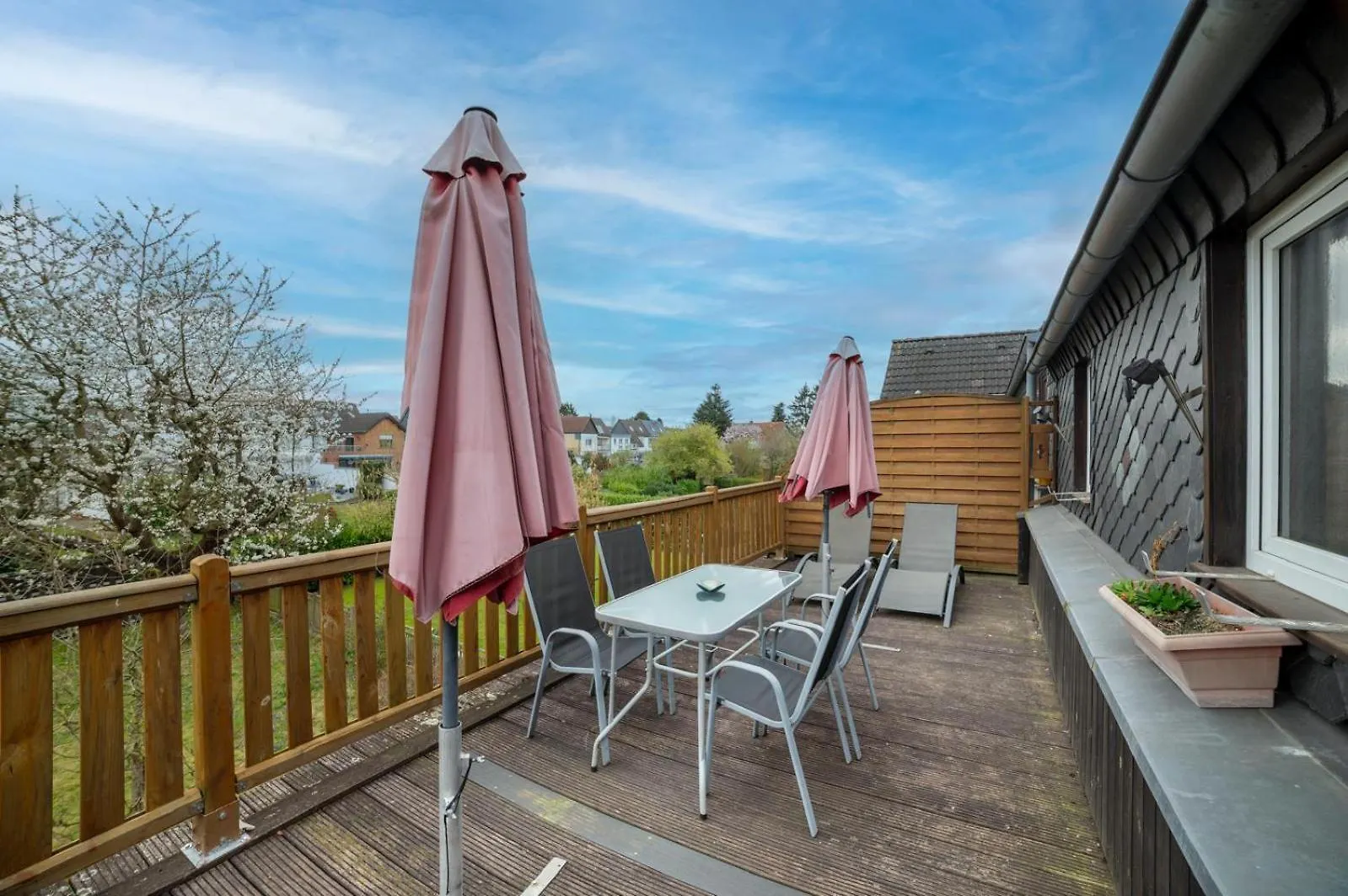 Cozy Villa With Garden, Balcony And Parking Area In Duesseldorf Düsseldorf