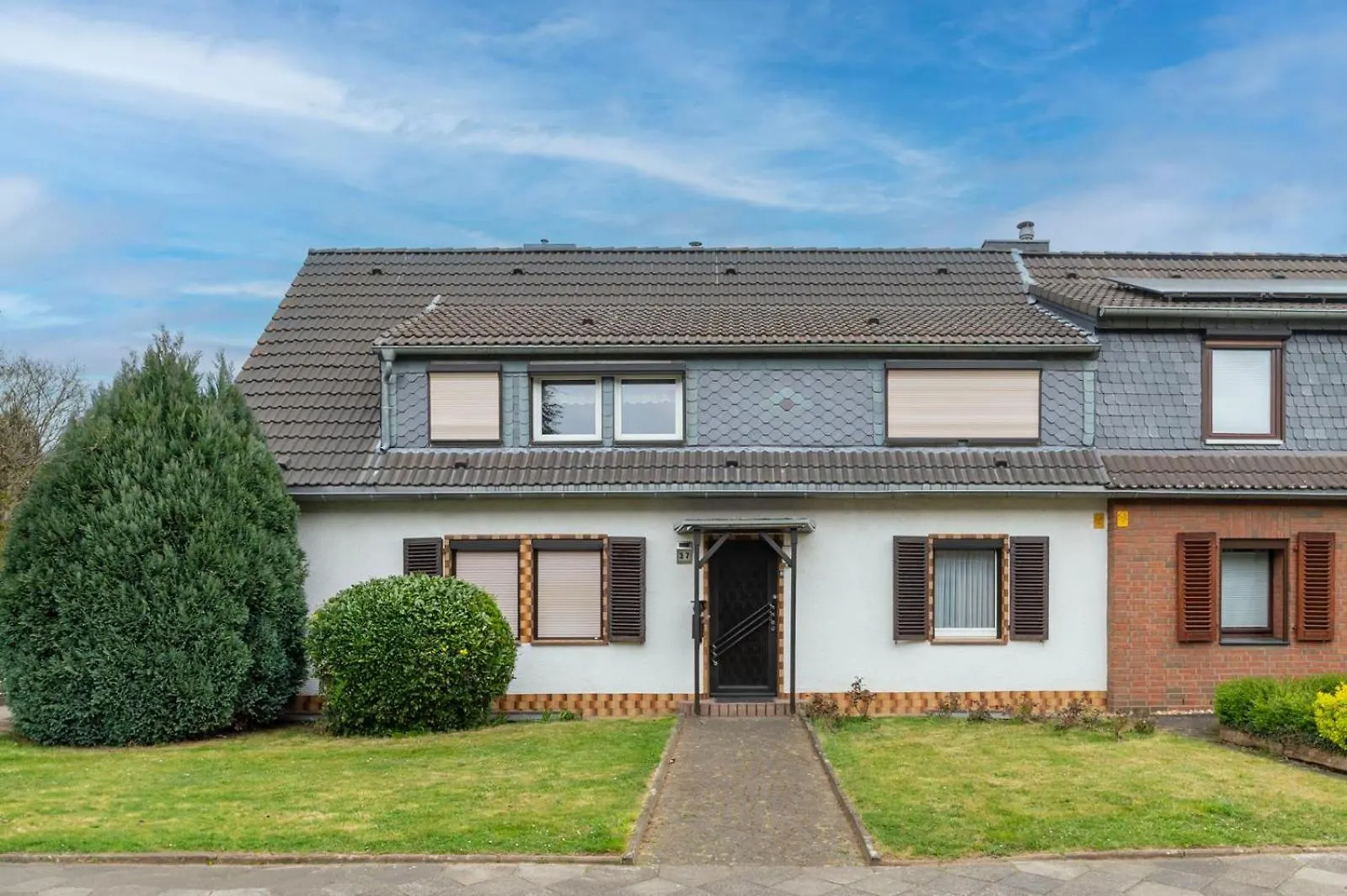 Cozy Villa With Garden, Balcony And Parking Area In Duesseldorf